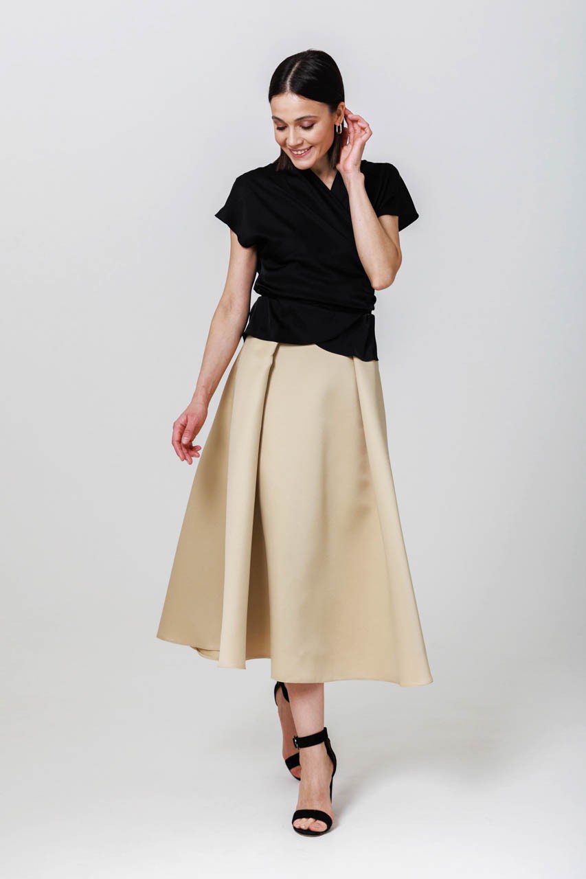 Taffetta skirt with a viscose lining. Large pleates at the front and the back, side pockets and metallic zipper.